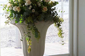 Wedding flower urne. © Erika's Way Photography